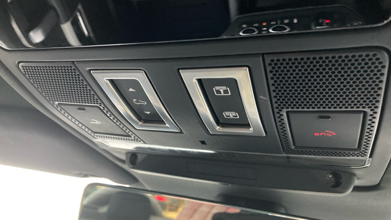 Land Rover Defender 2.0 P300 X-Dynamic HSE 110 5dr Auto Petrol Estate